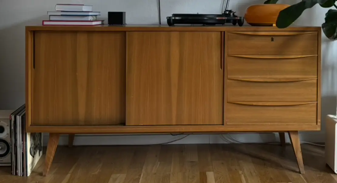 Mid-Century-Sideboard mit Plattenspieler